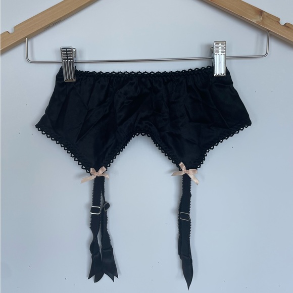 Fifi Chachnil Paris Suspender Belt with bows - Picture 1 of 3
